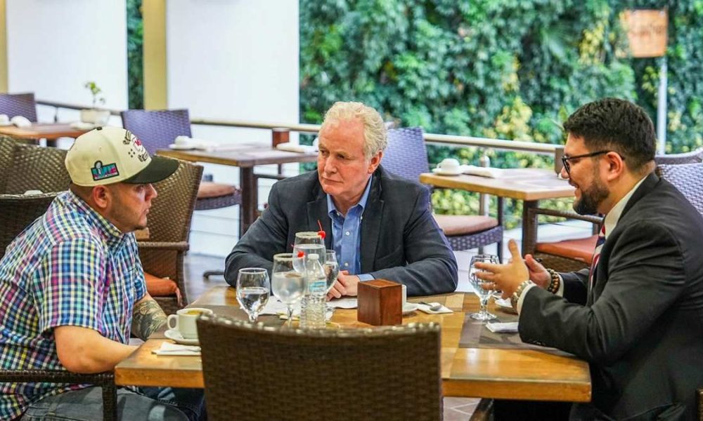 Maryland Senator Chris Van Hollen meeting with Ábrego García in El Salvador