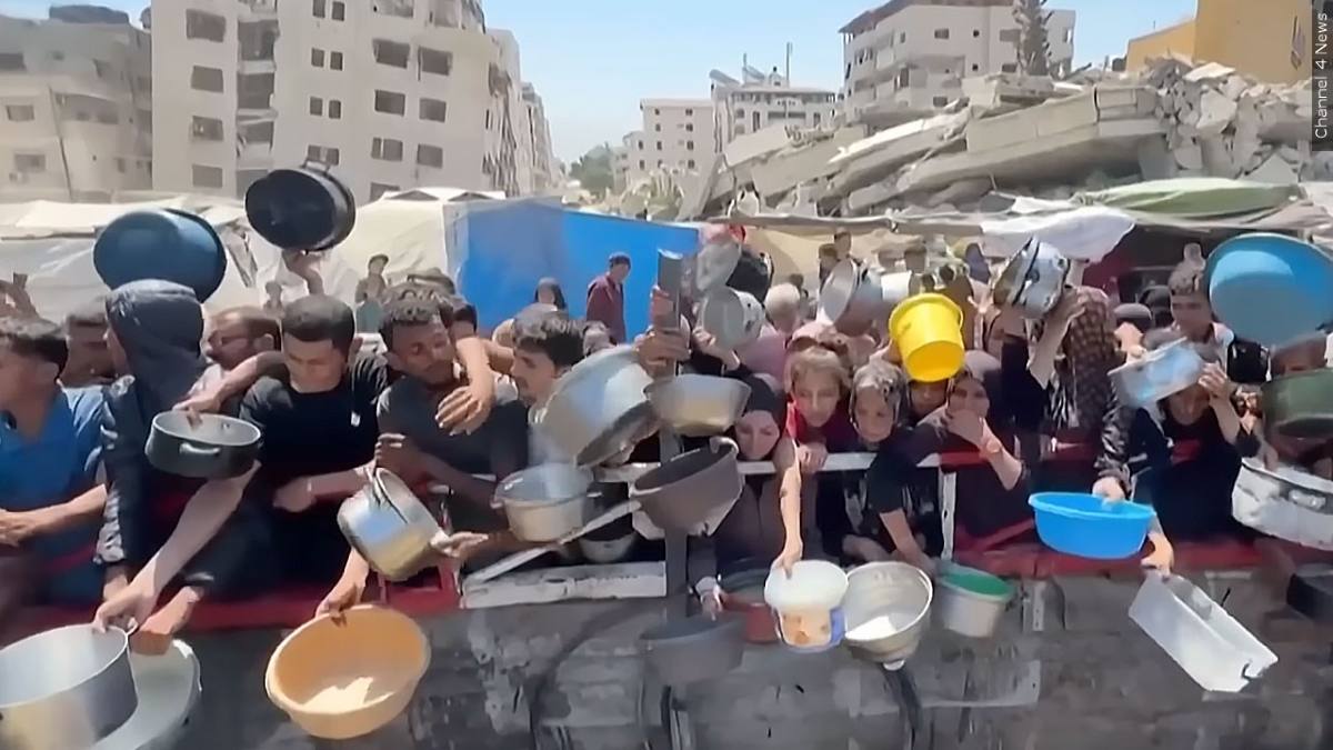 humanitarian crisis in Gaza, people with empty bowls starving